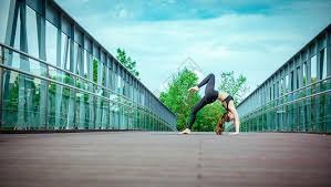 欧文突破防守创造杀伤，制造罚球