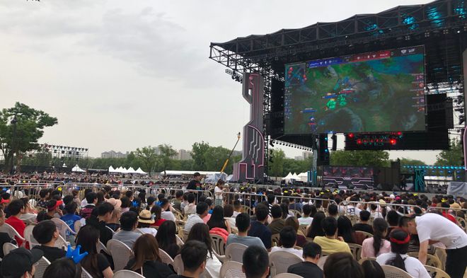 他也在和朋 他也在和朋